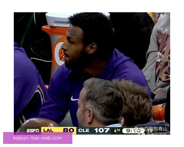 湖人提前缴械遭球迷痛批 勒布朗末节面无表情彻底失望