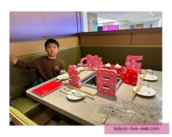 小宝生日快乐 李月汝分享庆祝照 自信微笑为自己干杯被爱环绕